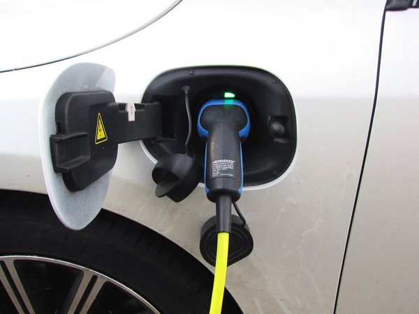 Wszystko, co musisz wiedzieć o ładowaniu samochodów Mercedes-Benz elektrycznych